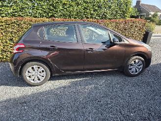 Schadeauto Peugeot 208 1.2 VTI Envy 2013/4
