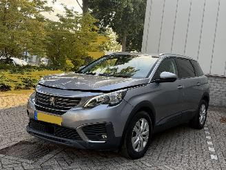 Vaurioauto  passenger cars Peugeot 5008 1.2 Benzine 7persoons 2018/8