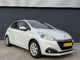 Schadeauto Peugeot 208 1.2 benzine FACELIFT 2025/11