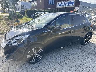 skadebil auto Peugeot 208 1.2 GT-LINE AUTOMAAT PANO RIJDBAAR BOUWJAAR 2016  5600 EURO 2016/11
