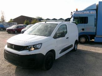 krockskadad bil bedrijf Peugeot Partner 1.5 D Pro Bestelwagen 2020/1