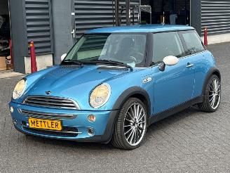 uszkodzony samochody osobowe Mini Mini ONE 1.6 16V Hatchback  Benzine 1.598cc 66kW (90pk) FWD 2005/6