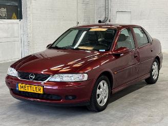 uszkodzony samochody osobowe Opel Vectra -B 1.6 16V Ecotec Sedan 4Dr Benzine 1.598cc 74kW (101pk) FWD 2001/11