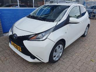 skadebil auto Toyota Yaris 1.0 VVT-i x 2017/8