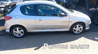 Vrakbiler auto Peugeot 206 206 (2A/C/H/J/S), Hatchback, 1998 / 2012 1.4 16V 2004/10
