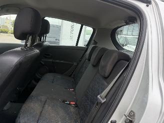 Renault Clio 1.2-16V Authentique picture 13