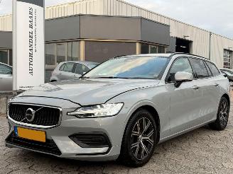 Vaurioauto  passenger cars Volvo V-60 2.0 B3 Essential Edition 2024/3