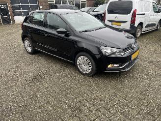 Schadeauto Volkswagen Polo 1.4 TDI COMFORTLINE. ZWART. 2015/12