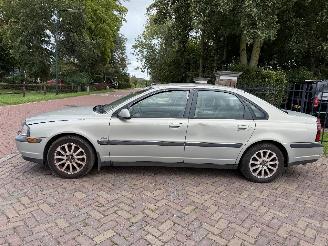 Vaurioauto  passenger cars Volvo S-80 2.4 Comfort 2000/9