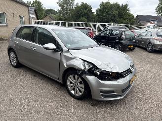 Vaurioauto  passenger cars Volkswagen Golf 1.0 TSI Business Edition Connected  REST BPM €300,-!!! 2016/1