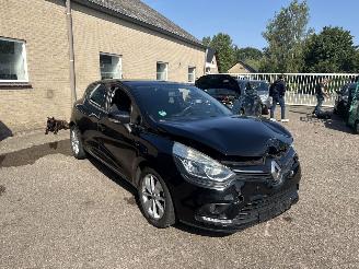 Schadeauto Renault Clio 0.9 TCe Limited REST BPM €300,-!!! 2017/2
