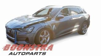 Coche siniestrado Audi E-tron e-tron (GEN), SUV, 2018 / 2023 55 quattro 2020/12