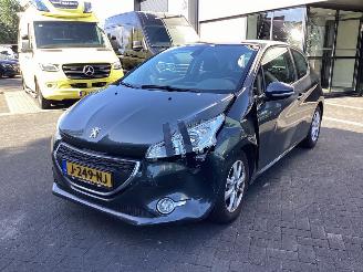 Vaurioauto  passenger cars Peugeot 208 1.2 Vtu Allure 2012/8
