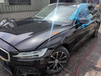 Salvage car Volvo V-60 V60 II (ZW), Combi, 2018 2.0 B3 16V Mild Hybrid 2020/8
