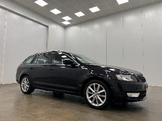 skadebil auto Skoda Octavia Combi 1.6 TDI Ambition Panoramadak Navi Clima 2015/1