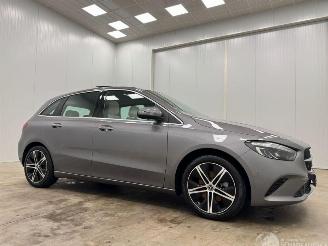 krockskadad bil auto Mercedes B-klasse 180 Luxury Line Panoramadak Navi clima 2024/1