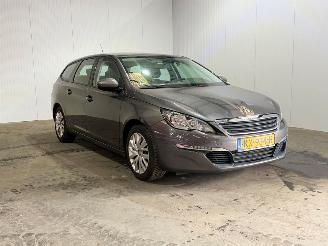 Vaurioauto  passenger cars Peugeot 308 1.2 PureTech Blue Lease 2016/12