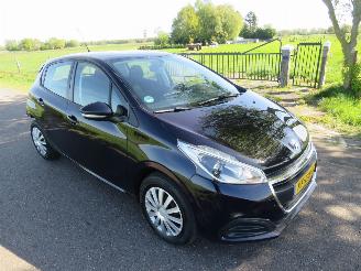 Auto incidentate Peugeot 208 1.2 82pk  60.000km nap Pure Tech Action Navigatie Airco 2016  [ nieuwstaat 2016/8