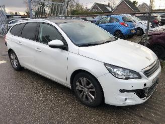 Schadeauto Peugeot 308 308 SW 1.2 PureTech Blue Lease Executive 2016/10