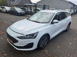 krockskadad bil auto Ford Focus Sationcar 1.0 EcoBoost Hybrid Titanium  125 PK 2024/4