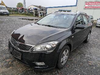 Salvage car Kia Ceed 1.4 Schwarz 2011/6