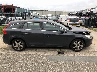 Unfallwagen Volvo V-60 1.6i T4 Momentum Automaat 132kW E5 2011/3
