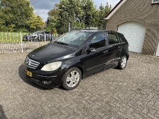 Vaurioauto  passenger cars Mercedes B-klasse B200 automaat !! 2005/10