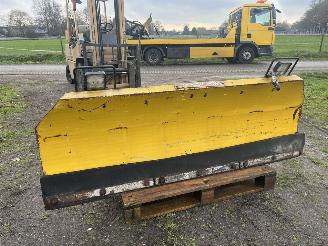 Avarii utilaje Overige  ATKINSON-HOWIE SNEEUWPLOEG (KLEIN) KAN HYDRAULISCH NAAR 1 ZIJDE BEWEGEN 1998/1