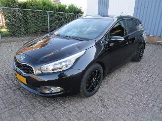 krockskadad bil auto Kia Cee d 1.6 Camera Navi 6-Bak 2013/1