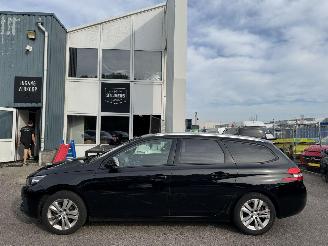 damaged passenger cars Peugeot 308 1.2 PureTech Blue Lease Executive 2018/7