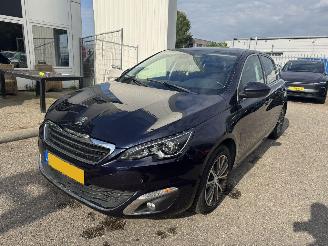 Vaurioauto  passenger cars Peugeot 308 1.2 e-THP Blue Lease Premium AUTOMAAT 2014/9