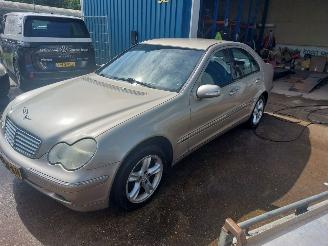 damaged passenger cars Mercedes C-klasse C (W203) Sedan 2.0 C-180 16V 2002/1