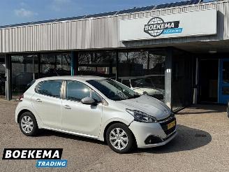 Damaged car Peugeot 208 1.2 PureTech Blue Lion Navigatie Airco Cruise 2016/11