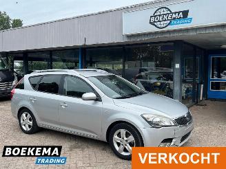 Vaurioauto  passenger cars Kia Cee d cee'd 1.4 CVVT Seven Navigatie Airco Cruise Trekhaak 2010/1