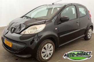 damaged passenger cars Peugeot 107 1.0-12V XS Airco 2008/2