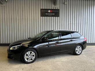 Käytettyjen passenger cars Peugeot 308 SW PureTech 1.2 Panorama / Navi / LED 2019/6