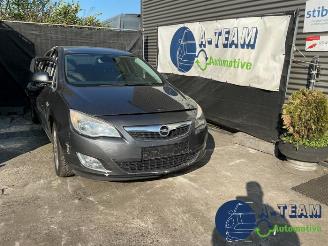 Coche siniestrado Opel Astra Astra J (PC6/PD6/PE6/PF6), Hatchback 5-drs, 2009 / 2015 1.4 Turbo 16V 2011/9