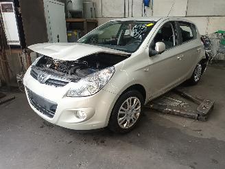 demontáž osobní automobily Hyundai I-20 i20 Hatchback 1.2i 16V (G4LA) [57kW]  (09-2008/12-2012) 2010/2
