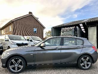krockskadad bil auto BMW 1-serie Gereserveerd 118i 136pk 6-bak Cent Sportline 5drs - schuifdak - nap - leer - navi - stoelverw - licht + regensensor 2017/2