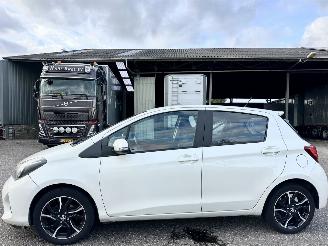 krockskadad bil auto Toyota Yaris 1.3 VVT-i 99pk aut + f1 Dynamic - 48dkm nap - 1e eig - navi - cam - pdc v+a - airco - cruise - parelmoer 2015/2