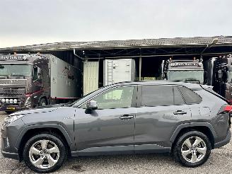 Schadeauto Toyota Rav-4 2.5 Hybrid 178pk Business Intro - nap - alarm - navi - 2x cam - leer - keyless - jbl - front + line assist 2019/11