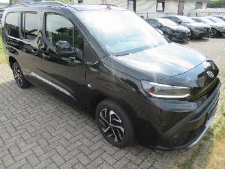 Schadeauto Toyota ProAce Proace City 1.5D 130pk AUT. Lang 7-Zits Climatronic Navi Camera Stoel/StuurVerwarming Keyless-Go 2024/12