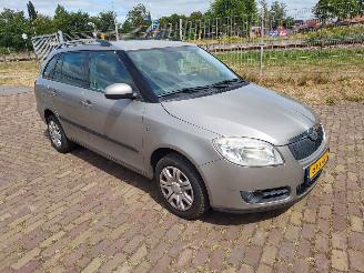 Schadeauto Skoda Fabia 1.6i 16V Tour Combi Nieuwe apk 2009/9