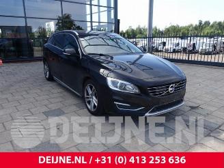 Coche siniestrado Volvo V-60 V60 I (FW/GW), Combi, 2010 / 2018 2.4 D6 20V Plug-in Hybrid AWD 2013/12