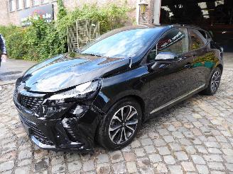 Damaged car Renault Clio V Techno 2024/1
