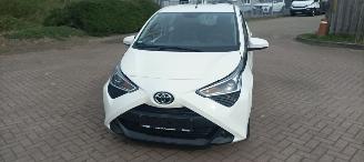 damaged passenger cars Toyota Aygo Aygo X Facelift 1.0VVT-i 5-deurs Airconditioning Led Dagrijverlichting Led achterlichten Elektrische ramen Elektrische-spiegels met verwarming Centrale vergrendeling met afstandsbediening Hoogglans buiten design 2018/9