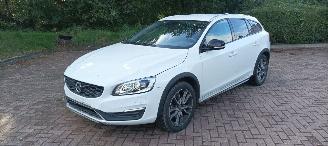 damaged passenger cars Volvo V-60 Cross Country 5-Cil 2.4 190pk Automatik 4x4 Leder Navi Xenon Led Climatecontrol CruiseControl Stoelverwarming Lichtautomaat Privacyglas Regensensor Trekhaak 2016/11