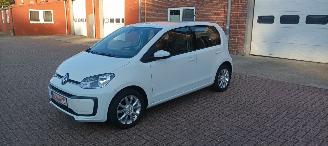 Vaurioauto  passenger cars Volkswagen Up! Bj:08-2019 Move Up! 5drs Airconditioning Navigatie-Houder Cruisecontrol Bordcomputer Frontbrakeassistcamera Elektrische ramen Centrale vergrendeling met afstandsbediening Start-Stop systeem 15-inch velgen Parkeersensoren Led-dagrijverlichting 2019/8