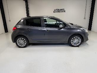 Schadeauto Peugeot 208 SIGNATURE 2019/12