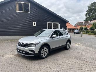 krockskadad bil auto Volkswagen Tiguan TIGUAN AUTOMAAT 150 PK NAVI CLIMA CAMERA VIR DASHBOARD LED TREKHAAK B.J 2024 2024/1